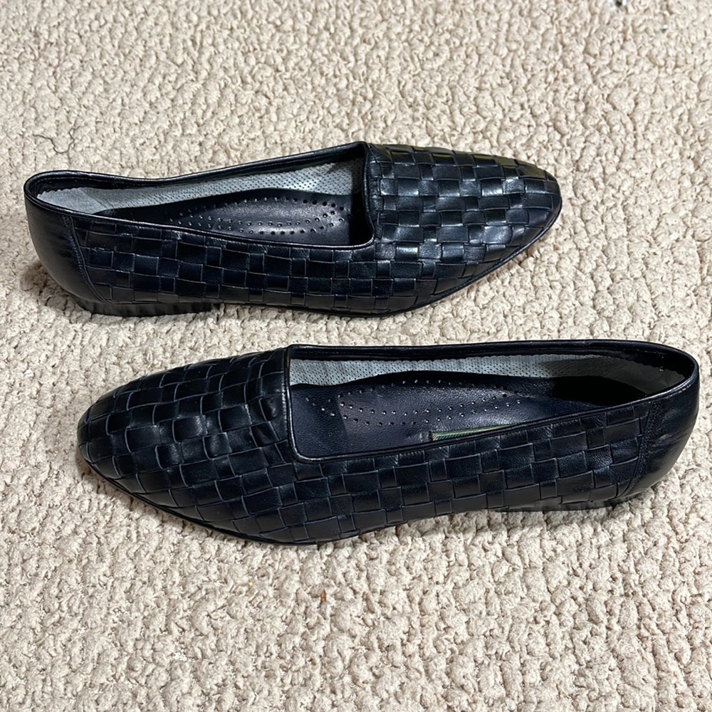 Cole Haan black leather flat slip on - Picture 2 of 5